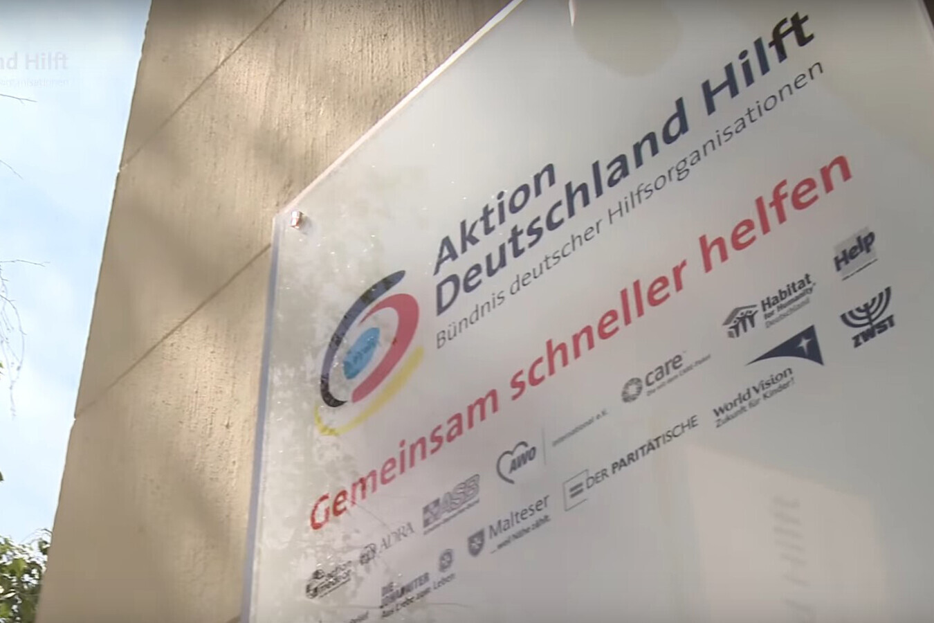 Eingangstür des Bonner Büros von Aktion Deutschland Hilft Eingangstür des Bonner Büros von Aktion Deutschland Hilft
