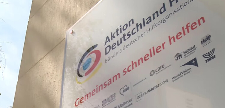 Eingangstür des Bonner Büros von Aktion Deutschland Hilft Eingangstür des Bonner Büros von Aktion Deutschland Hilft