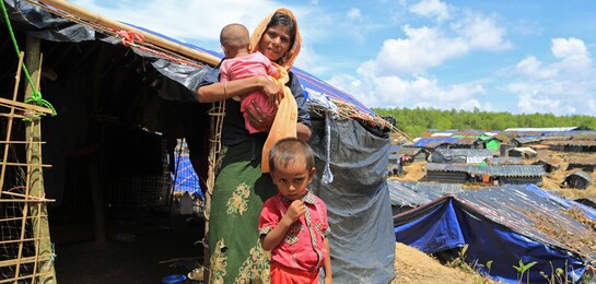 Die junge Mutter Almazar aus Myanmar mit zwei ihrer Kinder im Flüchtlingscamp in Bangladesch