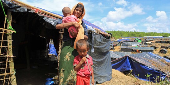 Die junge Mutter Almazar aus Myanmar mit zwei ihrer Kinder im Flüchtlingscamp in Bangladesch