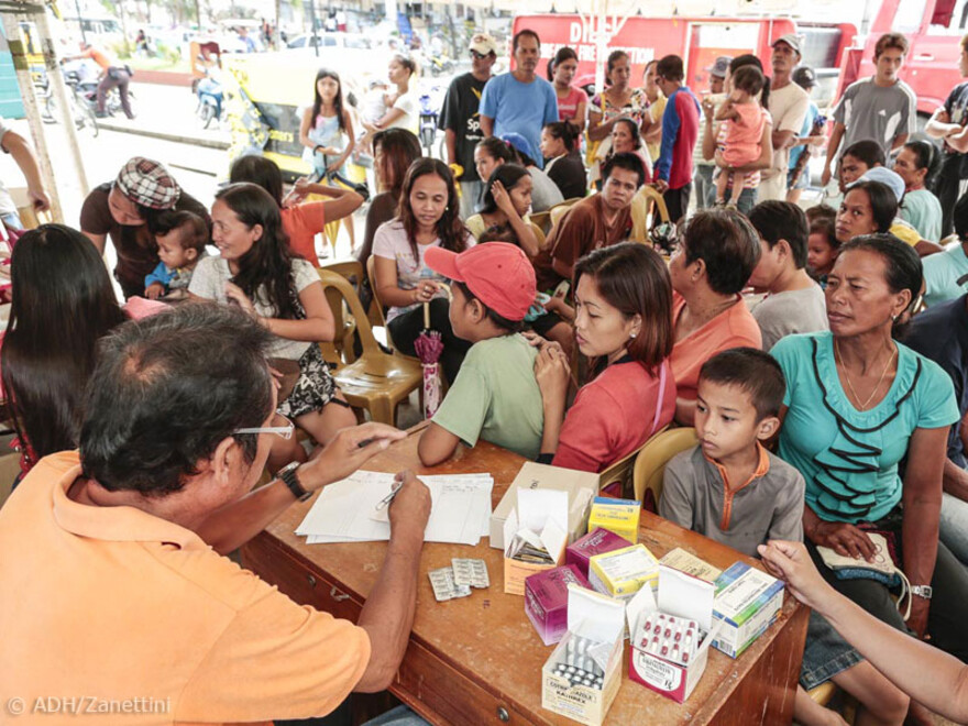Die Mitarbeiter der Organisation Habitat for Humanity verteilen Durchfallmedikamente, Antibiotika und Schmerzmittel