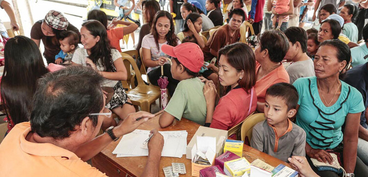 Die Mitarbeiter der Organisation Habitat for Humanity verteilen Durchfallmedikamente, Antibiotika und Schmerzmittel