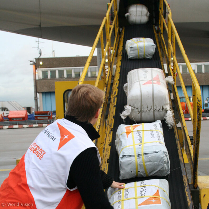 5.400 Fleece-Decken, 3.000 große Plastikplanen und Zelte sowie dringend benötigte Medizintechnik wurden nach Manila transportiert