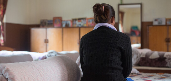 Nach dem Erdbeben in Nepal hat der Menschenhandel zugenommen. Eine junge Frau sitzt bei einer Hilfsorganisation.