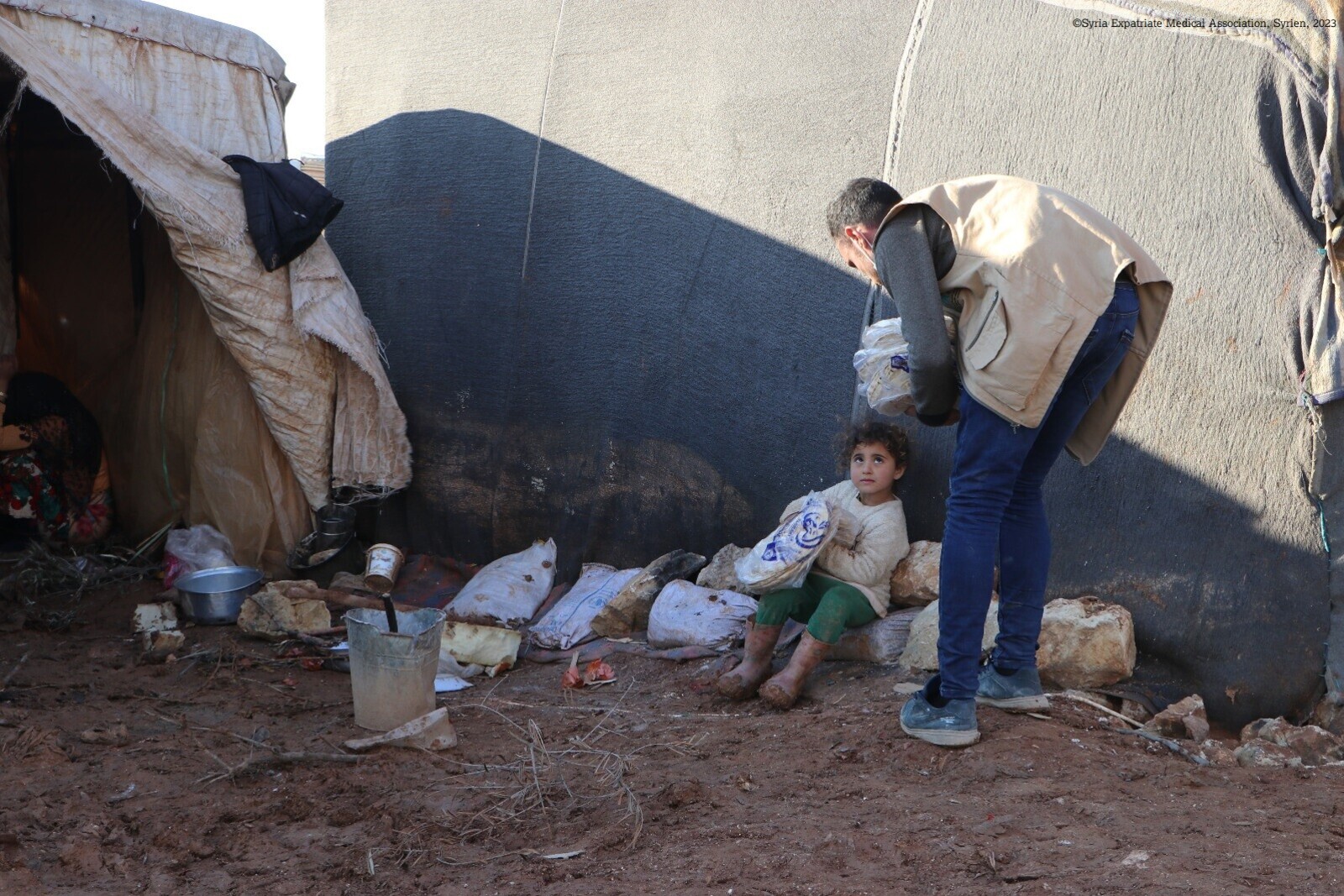 Ein Helfer mit einem Kind in Syrien