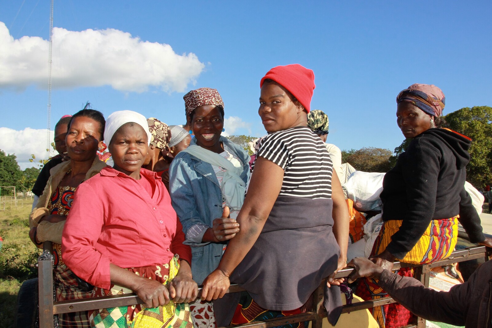 Eine Gruppe Frauen sitzt auf einem Feld. Sie werden in Trainigs geschult, um besser auf Dürrekatastrophen vorbereitet zu sein.