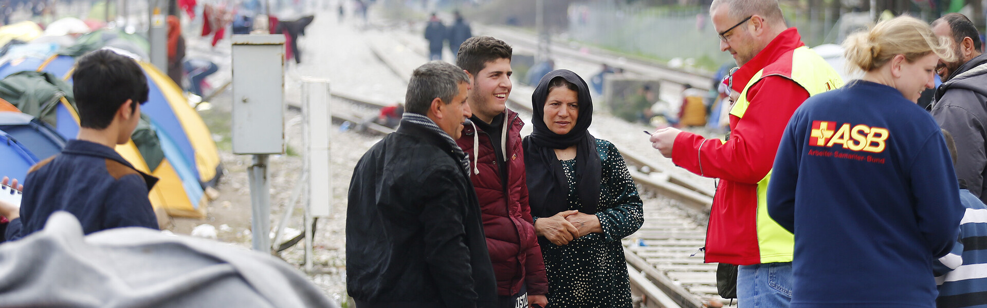 In Idomeni, in Griechenland, sprechen Hilfsorganisationen mit Flüchtlingen.