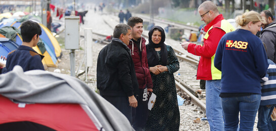 In Idomeni, in Griechenland, sprechen Hilfsorganisationen mit Flüchtlingen.