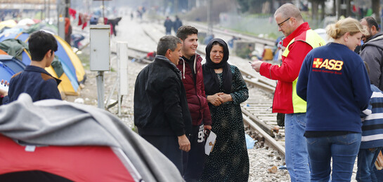 In Idomeni, in Griechenland, sprechen Hilfsorganisationen mit Flüchtlingen.