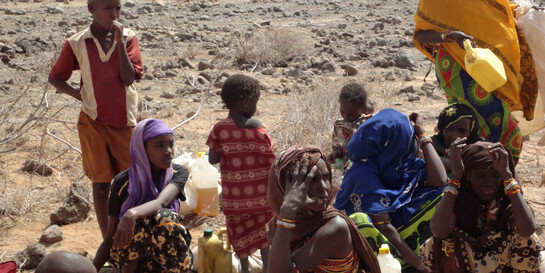 Menschen in Kenia, wo aktuell eine schwere Heuschreckenplage herrscht