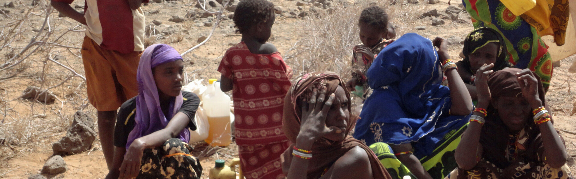 Menschen in Kenia, wo aktuell eine schwere Heuschreckenplage herrscht