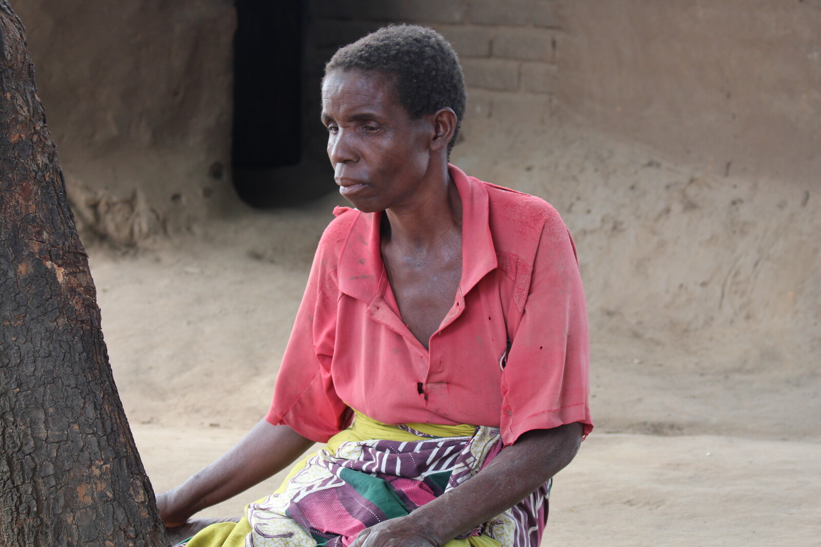 Bündnisorganisation hilft Frau in Malawi mit einem Haus