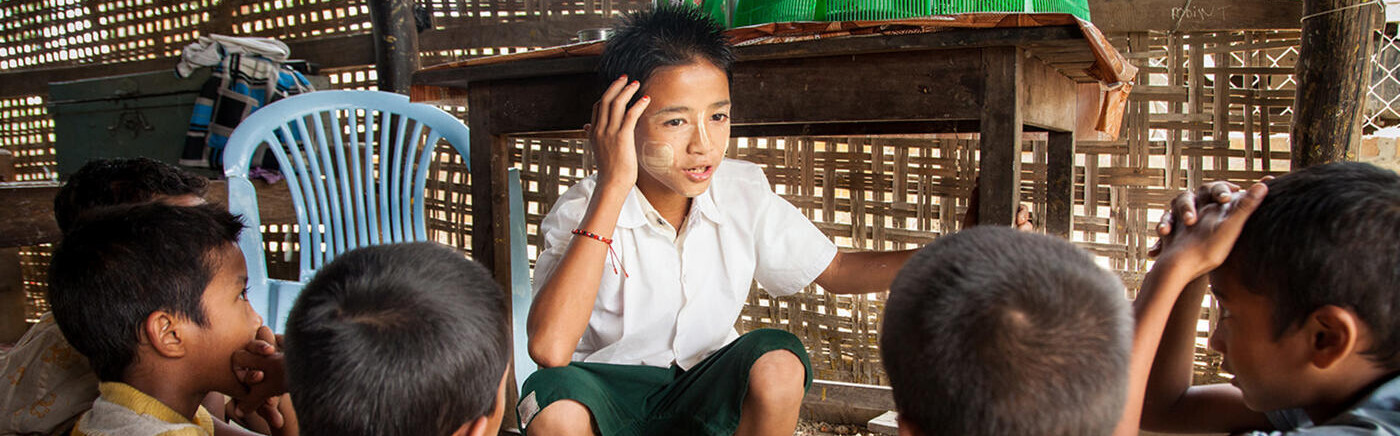 Ein Junge in Myanmar klärt Kinder in seinem Dorf über richtiges Verhalten bei einer Katastrophe auf