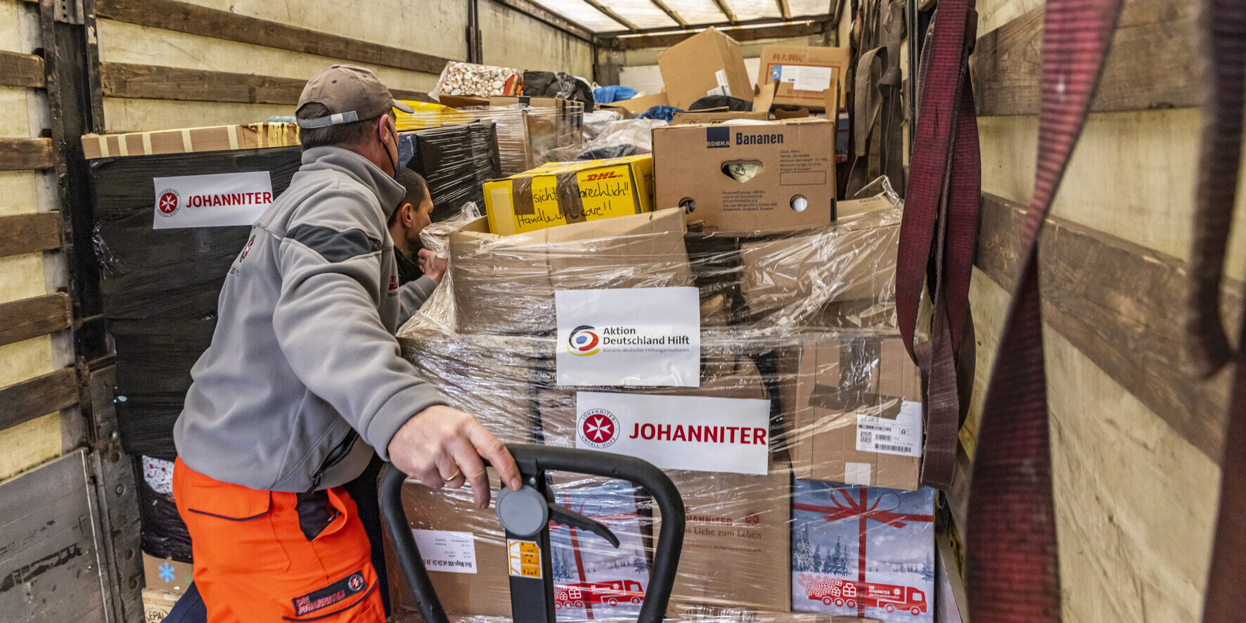 Helfer der Johanniter beim Verladen von Hilfsgütern für die Ukraine Helfer der Johanniter beim Verladen von Hilfsgütern für die Ukraine