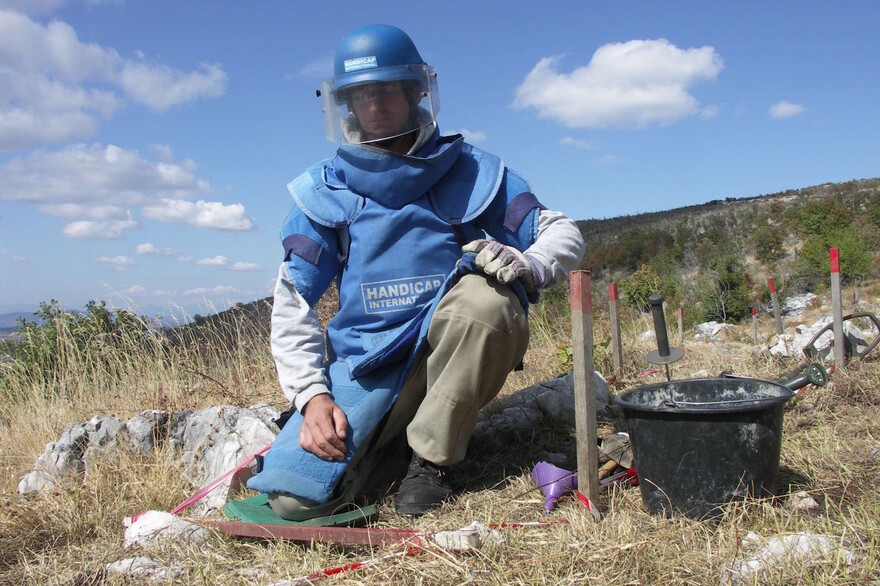 Ein Entminer ist in Bosnien im Einsatz