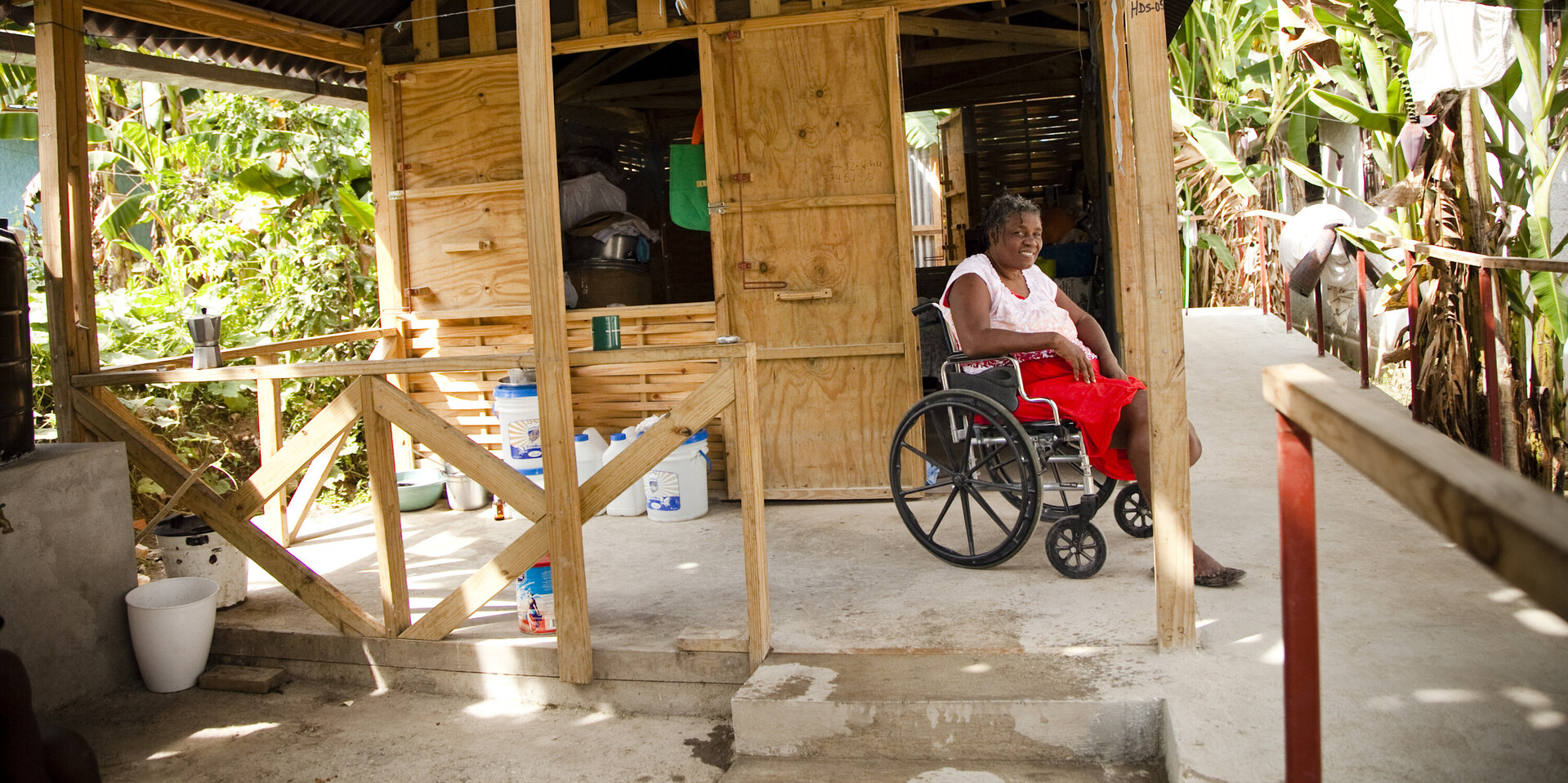 Eine Frau in Haiti sitzt in einem Rollstuhl