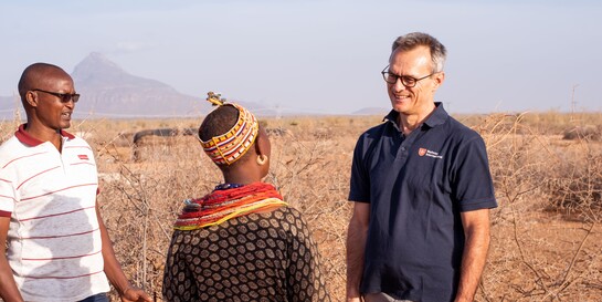 Roland Hansen von Malteser International spricht bei einem Hilfsprojekt in Kenia mit den Menschen vor Ort.