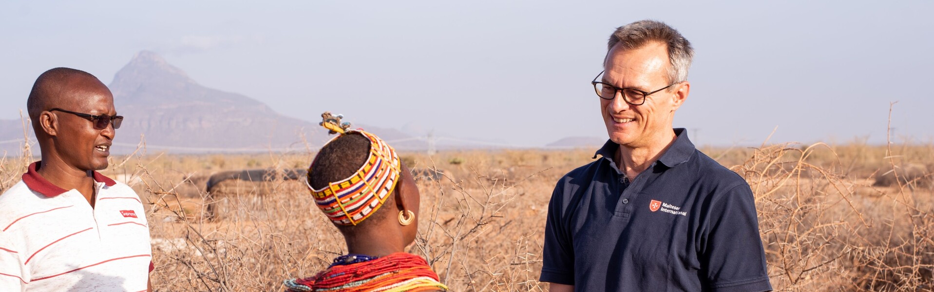 Roland Hansen von Malteser International spricht bei einem Hilfsprojekt in Kenia mit den Menschen vor Ort.