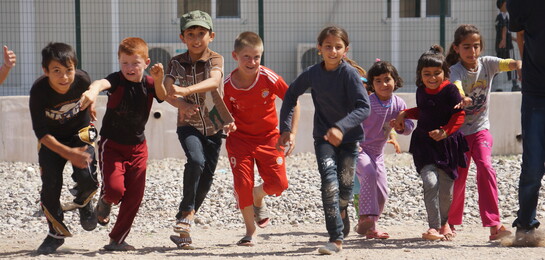 Im Nordirak sind viele Kinder unter den Flüchtlingen. Die Hilfsorganisationen errichten Orte für Kinder, an welchen sie spielen und ihre Sorgen vergessen können.