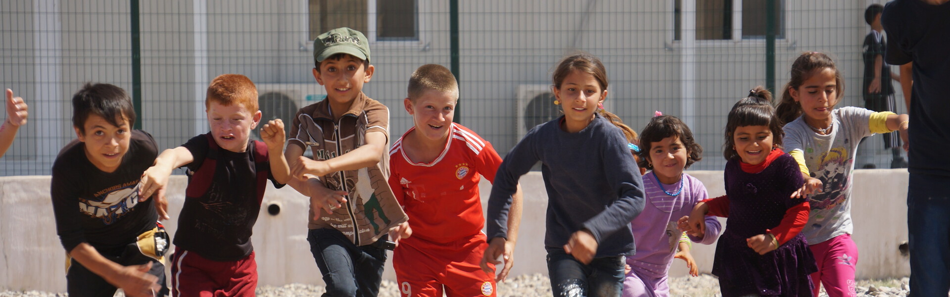 Im Nordirak sind viele Kinder unter den Flüchtlingen. Die Hilfsorganisationen errichten Orte für Kinder, an welchen sie spielen und ihre Sorgen vergessen können.