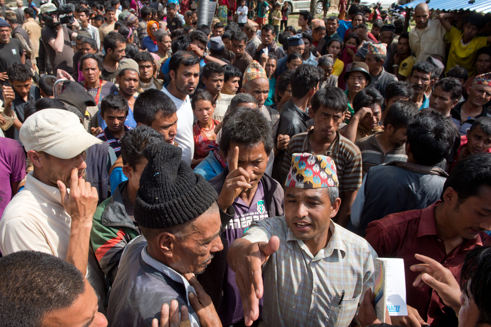 Männer in Nepal stehen zusammen. Sie sind obdachlos geworden durch das Erdbeben in Nepal.