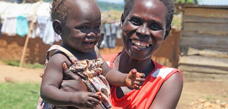 Eine Frau mit ihrer Tochter in Uganda Eine Frau mit ihrer Tochter in Uganda