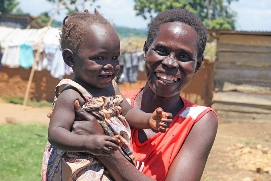 Eine Frau mit ihrer Tochter in Uganda Eine Frau mit ihrer Tochter in Uganda