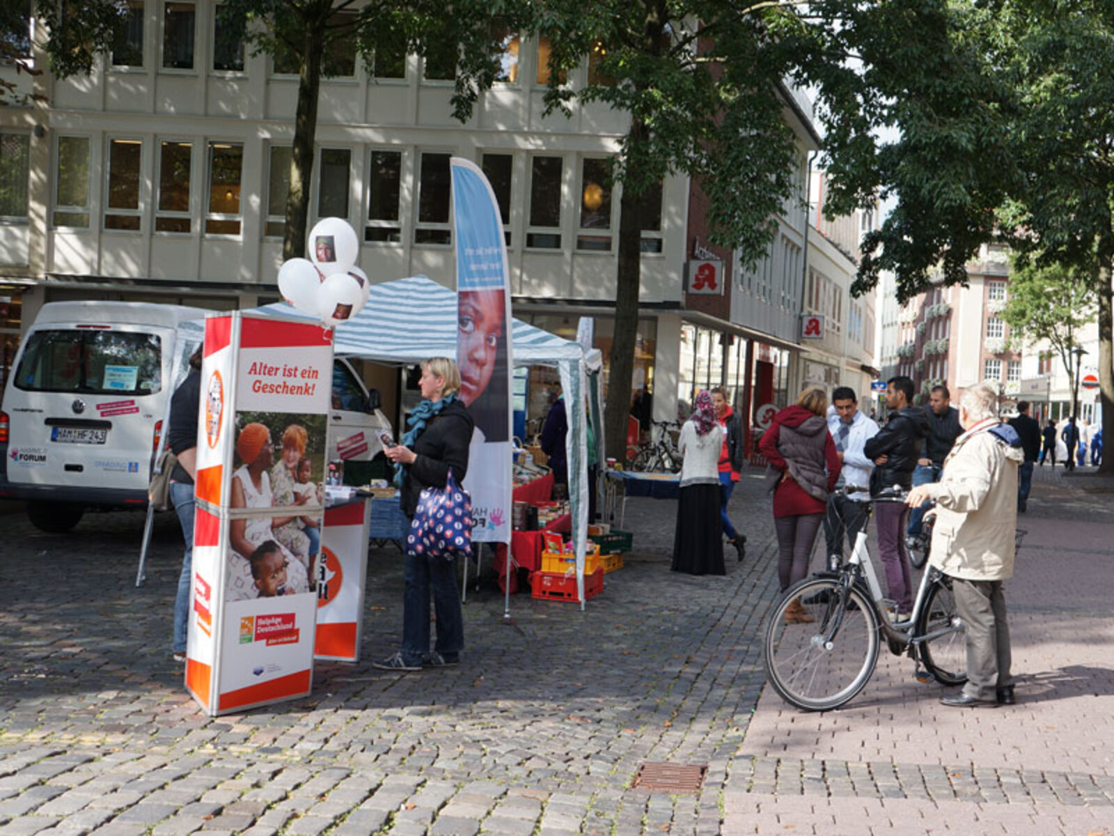 024-800-bs-tour-24 Am Stand von HelpAge Deutschland konnten sich Interessierte über die weltweite Arbeit der Organisation informieren.
