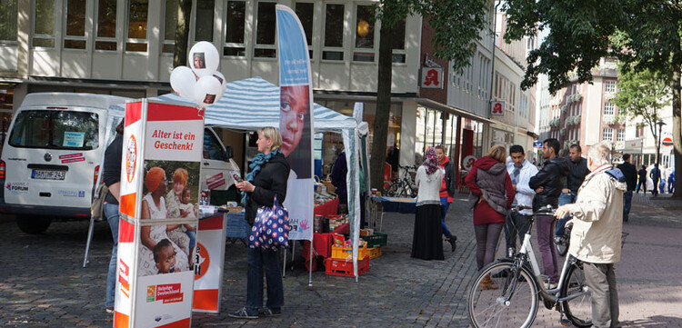 Am Stand von HelpAge Deutschland konnten sich Interessierte über die weltweite Arbeit der Organisation informieren. Am Stand von HelpAge Deutschland konnten sich Interessierte über die weltweite Arbeit der Organisation informieren.