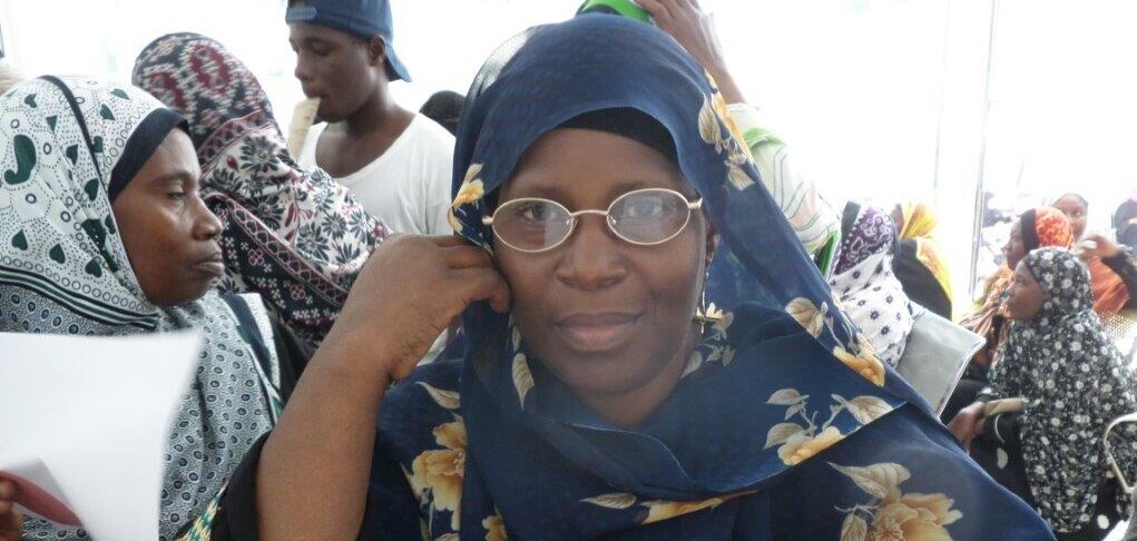 Eine Frau in Tansania ist froh über ihre neue Brille. Eine Frau in Tansania ist froh über ihre neue Brille.