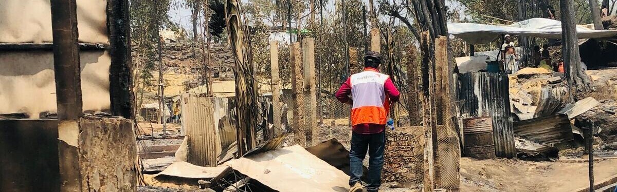 Ein Helfer von World Vision im Flüchtlingscamp am Tag nach der Feuerkatastrophe