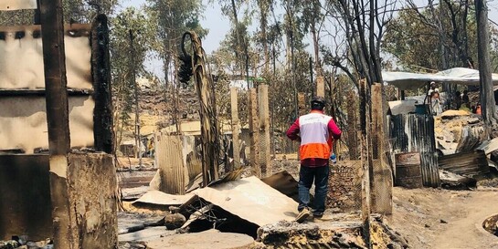 Ein Helfer von World Vision im Flüchtlingscamp am Tag nach der Feuerkatastrophe