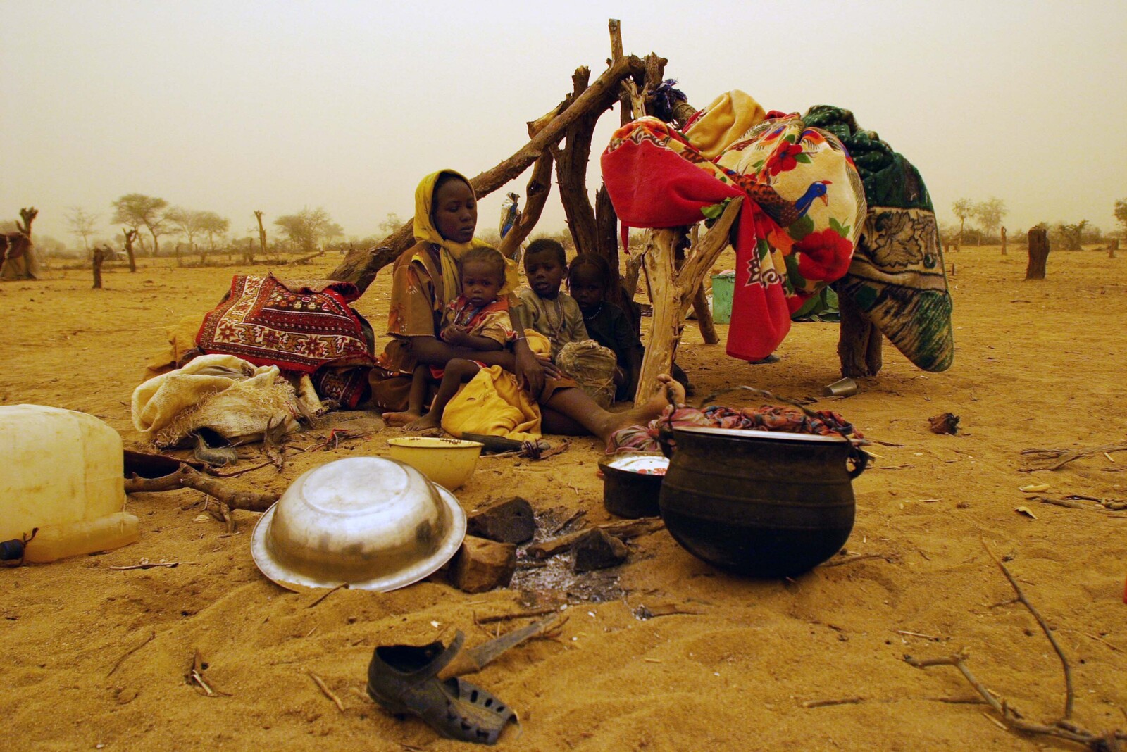 In kleinen Hütten wohnen mitten in der Wüste in Trockengebieten Ostafrikas ganze Familien.