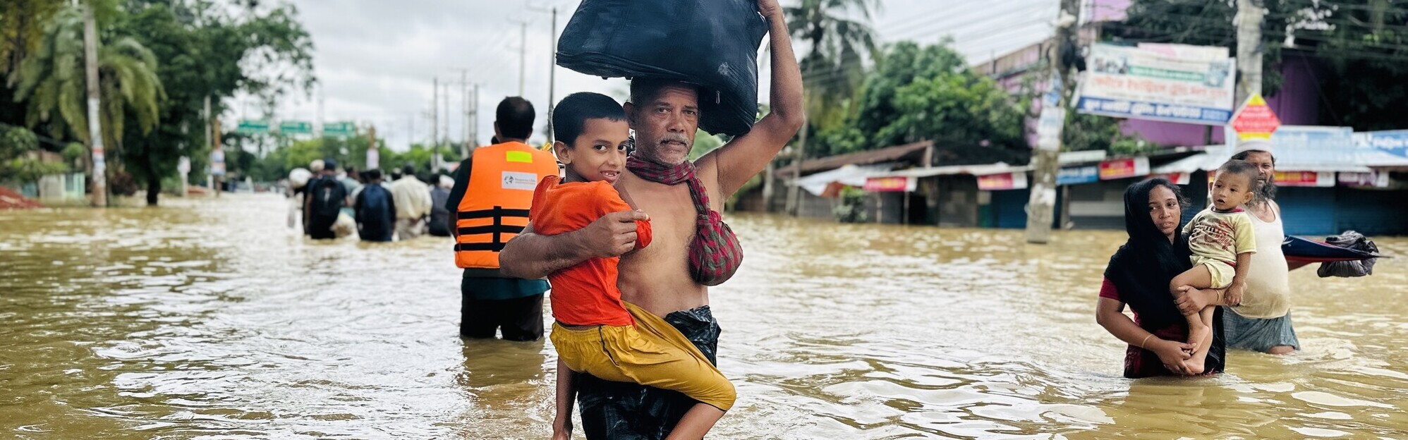 Menschen im Flutgebiet in Bangladesch