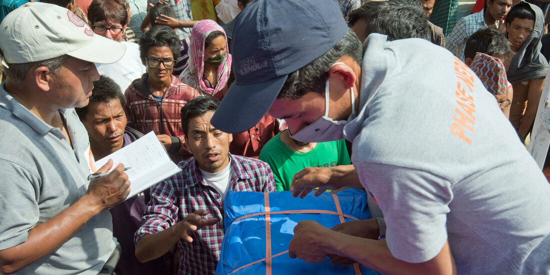 Helfer in Nepal verteilen Hilfsgüter an die Menschen