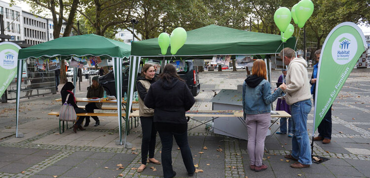 Passanten konnten ein Quiz machen, es wurde eine  Kunstfotografie aus einem Projektland verlost und Kinder konnten bei einem Malwettbewerb mitmachen