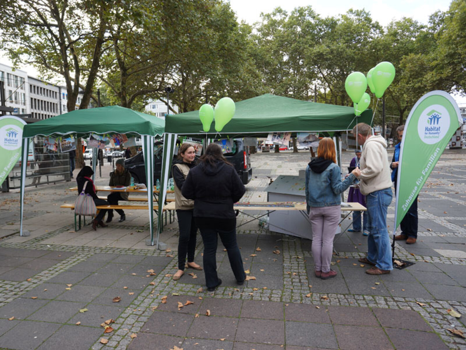 019-800-bs-tour-18 Passanten konnten ein Quiz machen, es wurde eine Kunstfotografie aus einem Projektland verlost und Kinder konnten bei einem Malwettbewerb mitmachen
