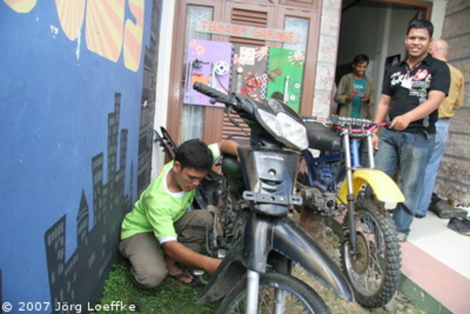 Tsunami-Hilfe Indonesien: Motorradwerkstatt im CARE Jugendzentrum in Banda Ache
