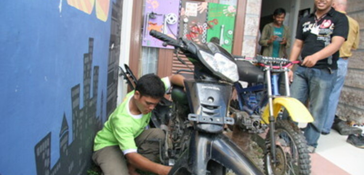 Tsunami-Hilfe Indonesien: Motorradwerkstatt im CARE Jugendzentrum in Banda Ache
