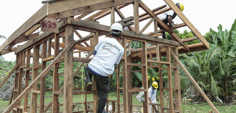 Nach dem Taifun Haiyan 2014 bauen Helfer neue Häuser auf Nach dem Taifun Haiyan 2014 bauen Helfer neue Häuser auf