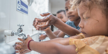 Kinder aus Venezuela waschen sich die Hände