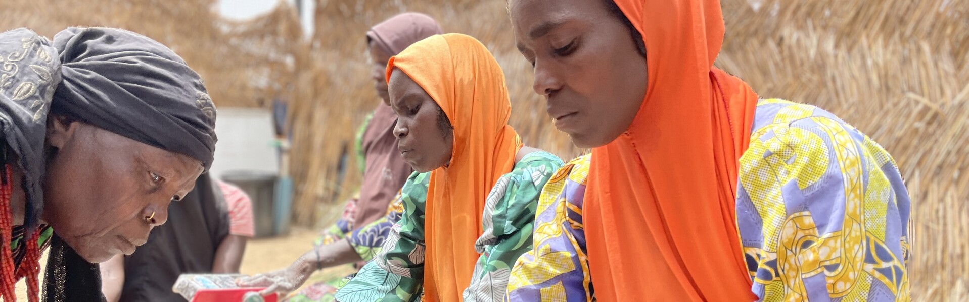 Frauen in Nigeria stellen Nudeln selbst her
