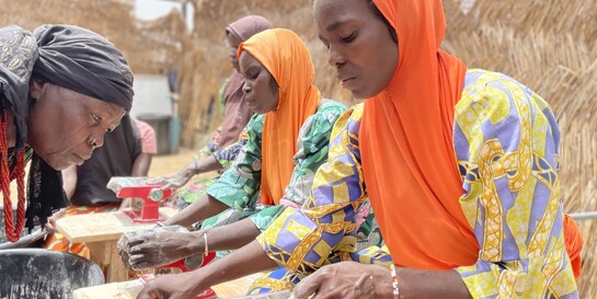 Frauen in Nigeria stellen Nudeln selbst her