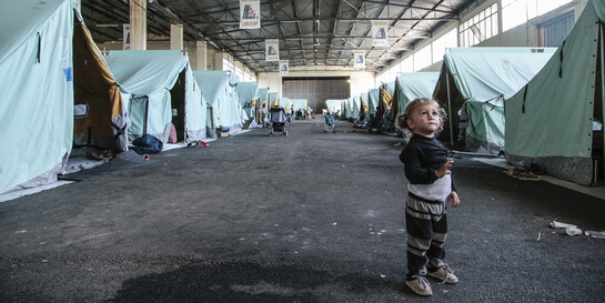 Ein kleines Mädchen steht im griechischen Flüchtlingslager Derveni 
