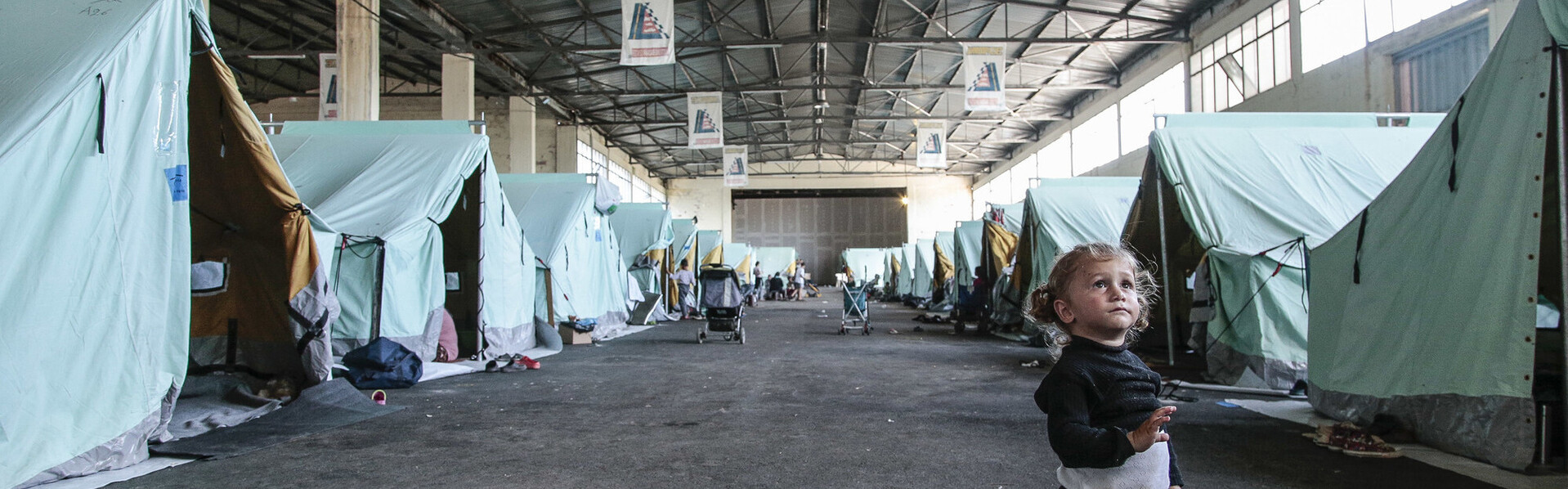 Ein kleines Mädchen steht im griechischen Flüchtlingslager Derveni 