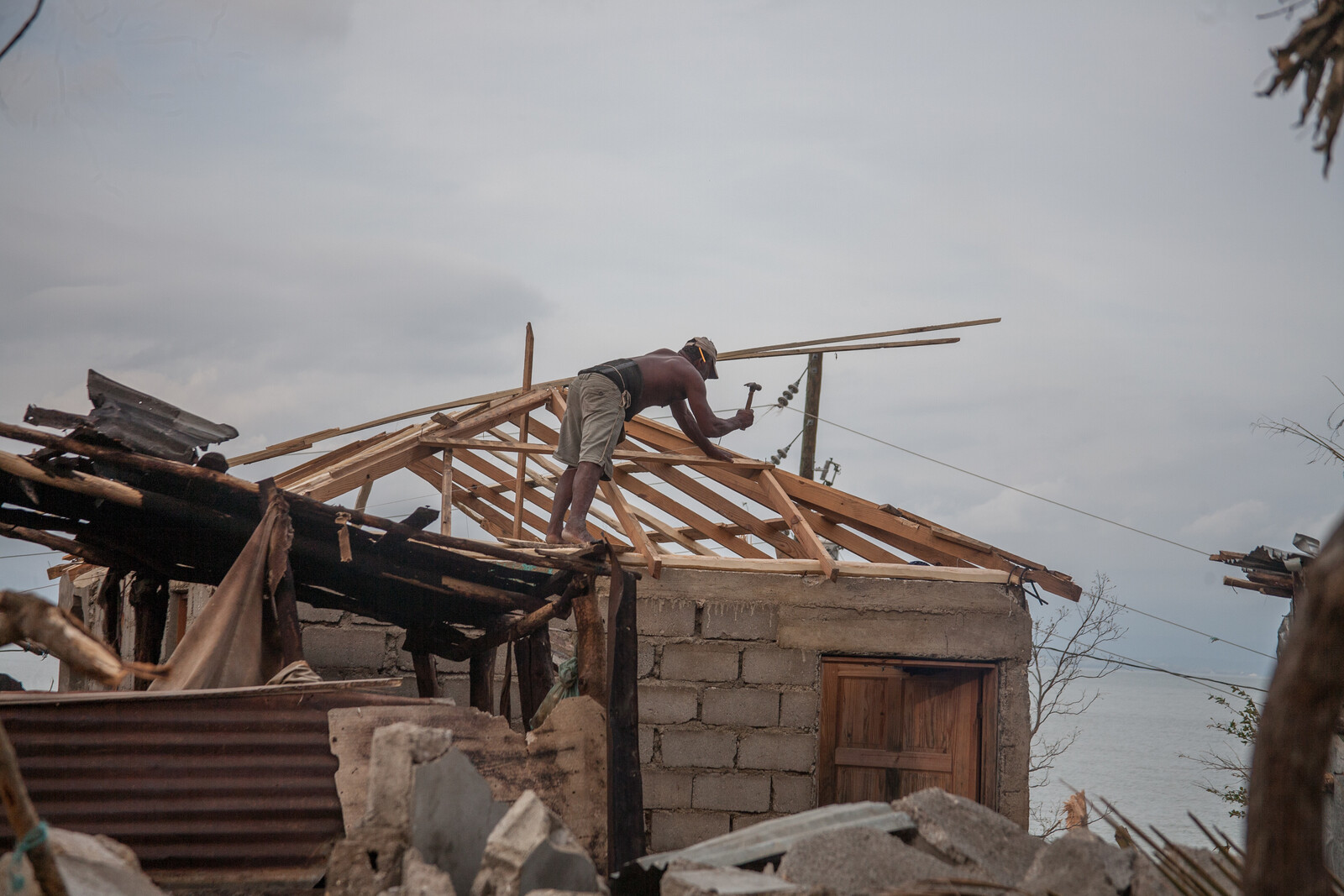Baumaterial wie Holz und Werkzeuge werden den Menschen zur Verfügung gestellt. In Schulungen lernen sie, wie sie ihre Häuser sturm- und erdbebensicher wieder aufbauen können.