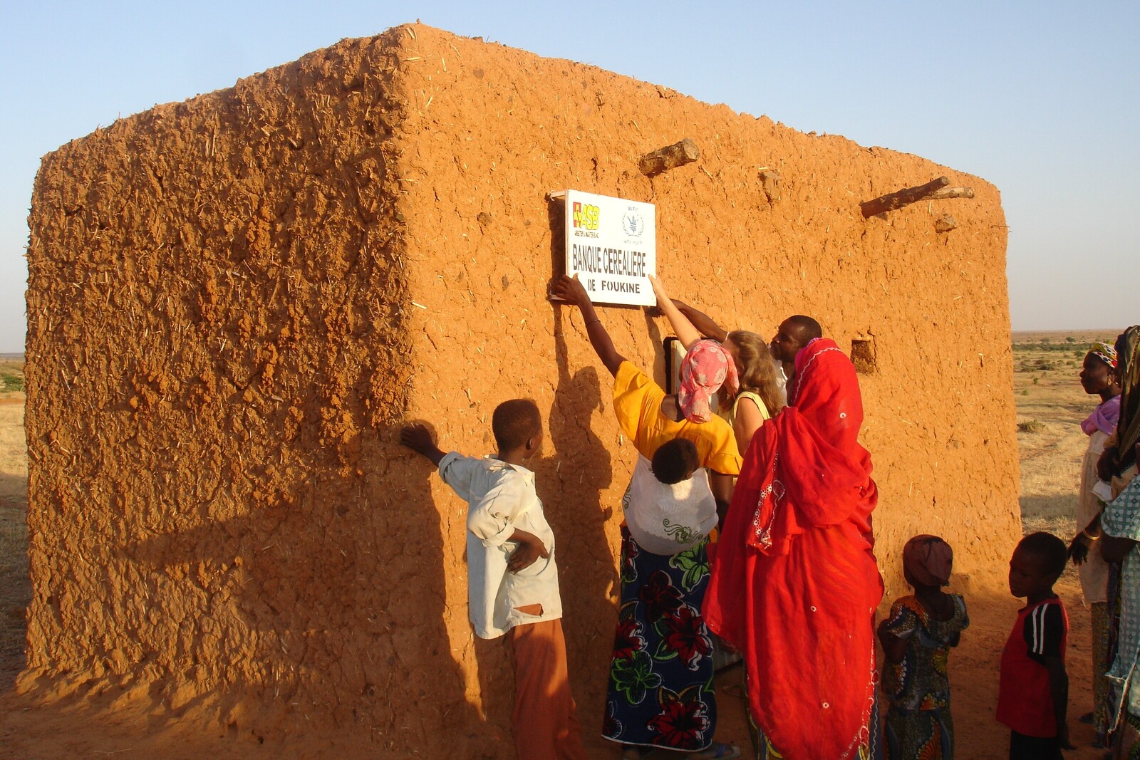 Gegen den Hunger im Niger werden Getreidebanken gebaut, die die Menschen freudig einweihen.