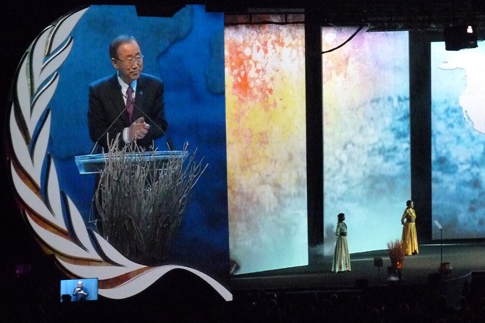 Ban Ki-Moon hält eine Rede auf dem World Humanitarian Summit.