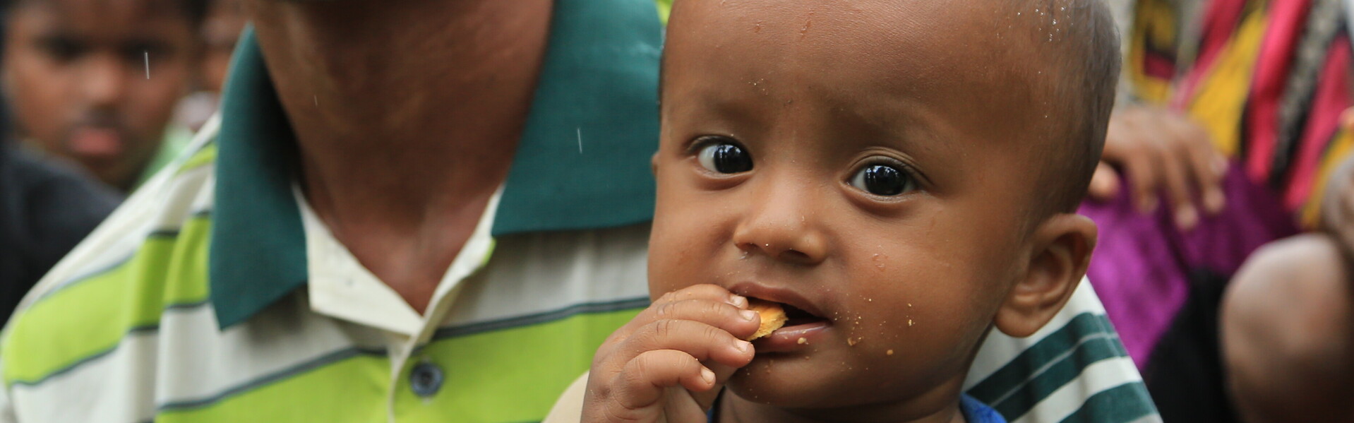 Kinder und Eltern sind in Bangladesch durch Corona und Zyklon Amphan in den Flüchtlingscamps bedroht