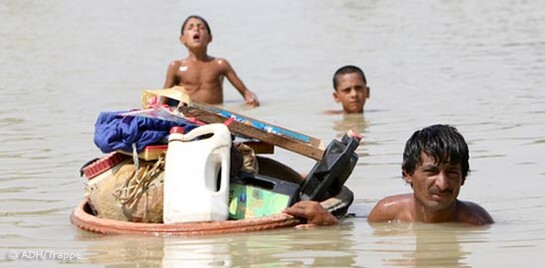 Flut Pakistan: Mann bringt sich und seine Kinder in Sicherheit